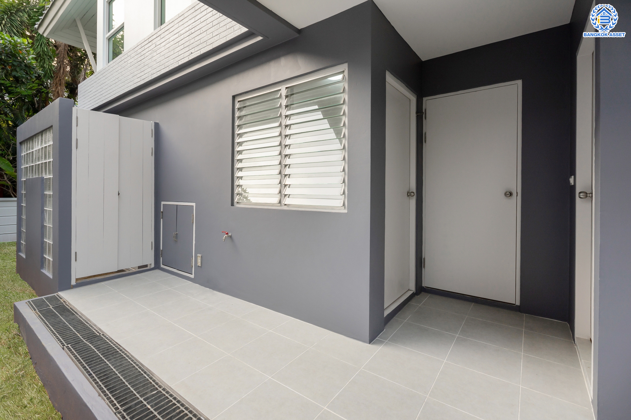 บ้านมือสองตกแต่งใหม่ ม.โนเบิลวานา ปิ่นเกล้า1 บ้านเดี่ยวหลังใหญ่ เนื้อที่ 65.6 ตร.ว. ฟังก์ชัน 3 ห้องนอน 4 ห้องน้ำ 1 ห้องแม่บ้าน จอดรถได้ 2 คัน บนสุดยอดทำเลเดินทางสะดวก หน้าโครงการติดถนนใหญ่บรมราชชนนี ใกล้ทางคู่ขนานลอยฟ้าบรมราชชนนี ม.มหิดล เซ็นทรัลศาลายา และรายล้อมด้วยสิ่งอำนวยความสะดวกครบ